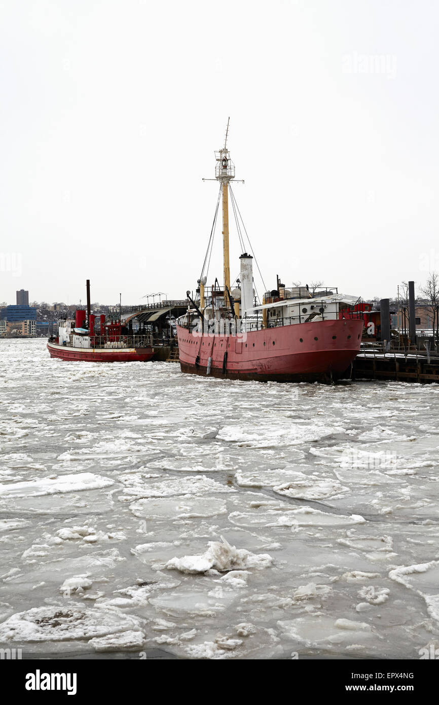 USA, New York State, New York, l'Hudson, les navires en commercial dock Banque D'Images