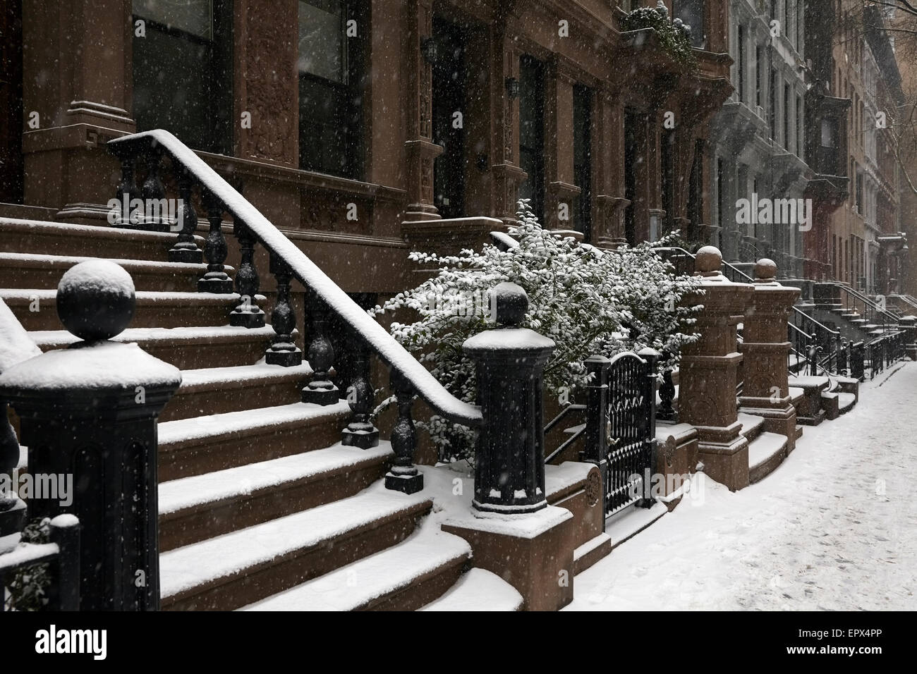 USA, l'État de New York, New York City, de maisons en hiver Banque D'Images