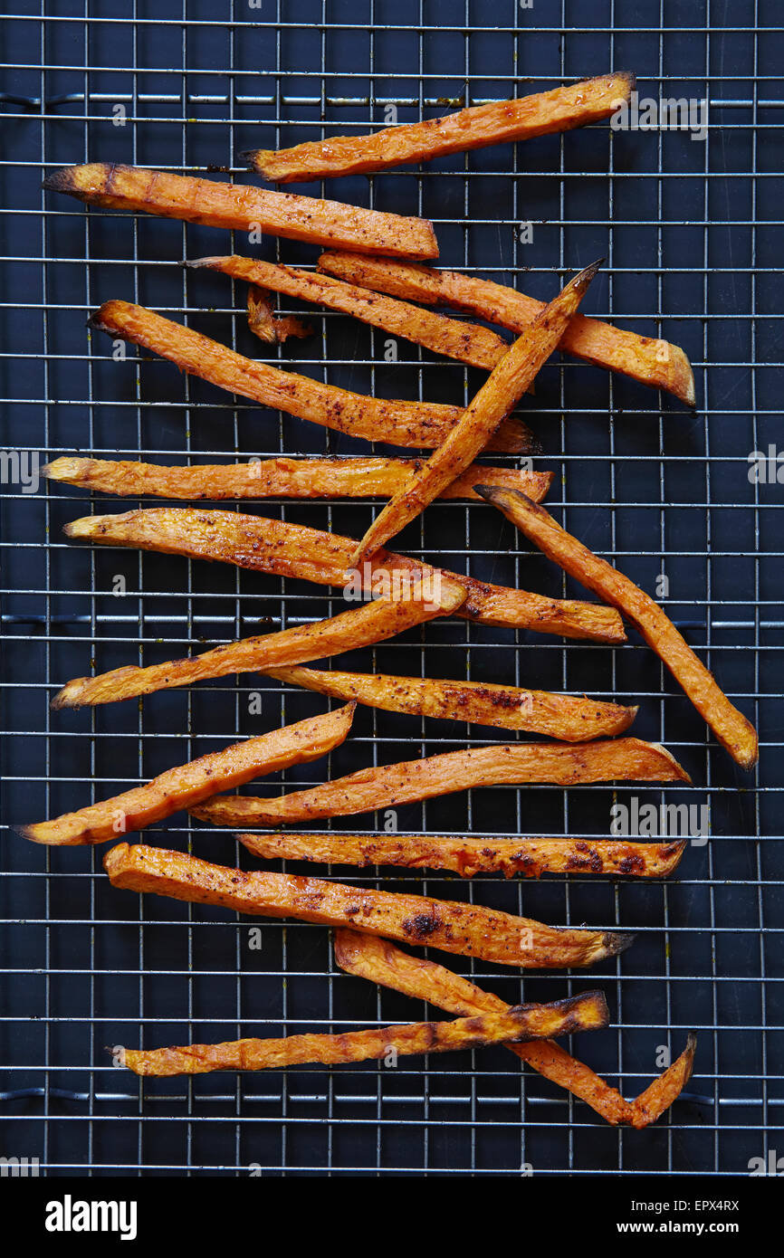 Frites de patates douces sur une grille Banque D'Images