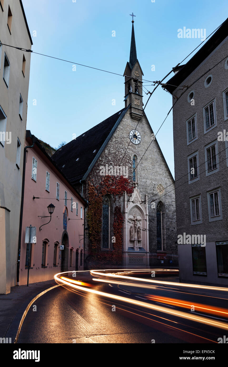 Autriche, Salzbourg, l'Église Saint-blaise, Light trails sur rue de la vieille ville Banque D'Images