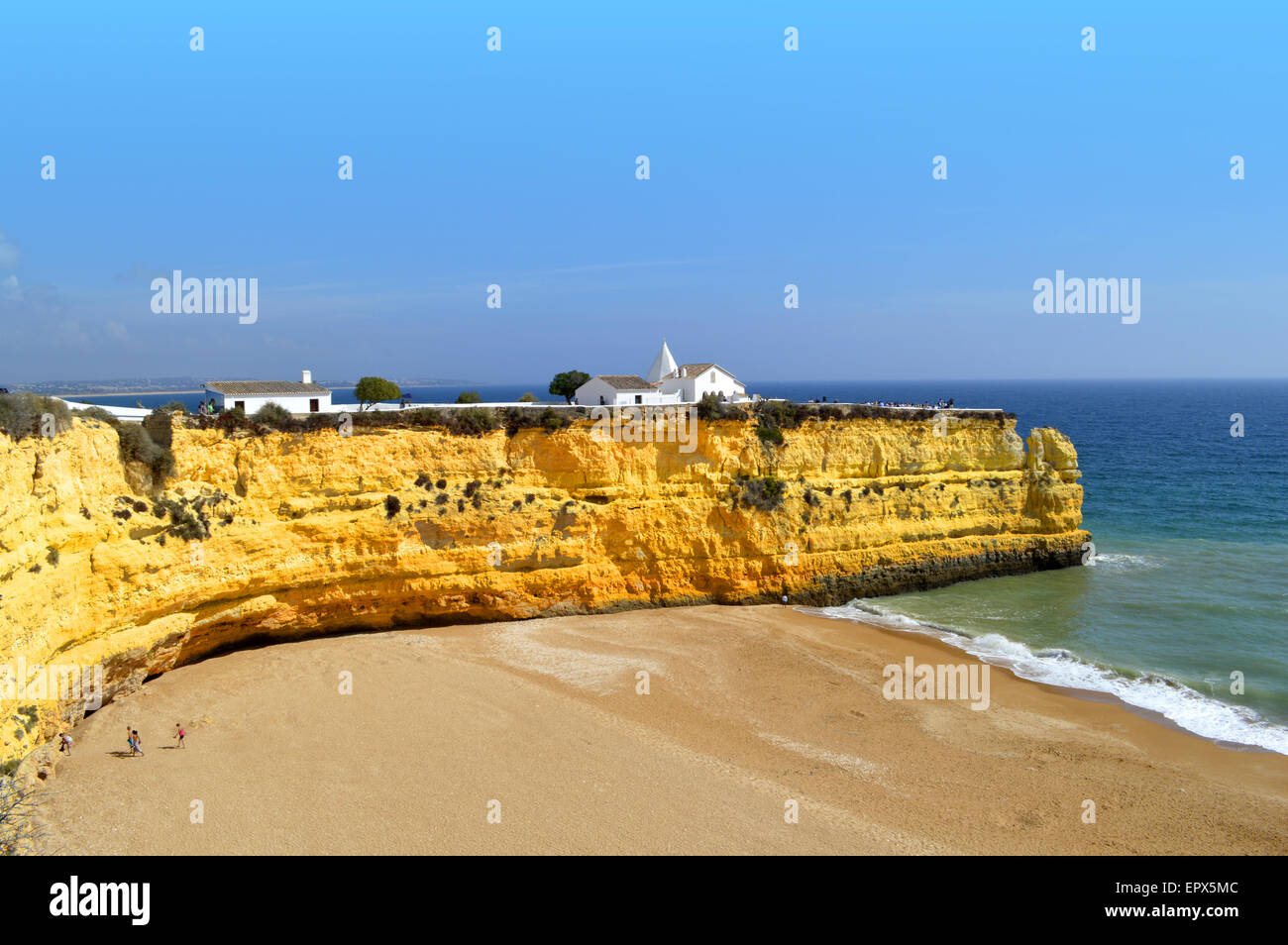 La chapelle de Nossa Senhora da Rocha sur le dessus de la falaises spectaculaires sur la plage au Portugal Banque D'Images