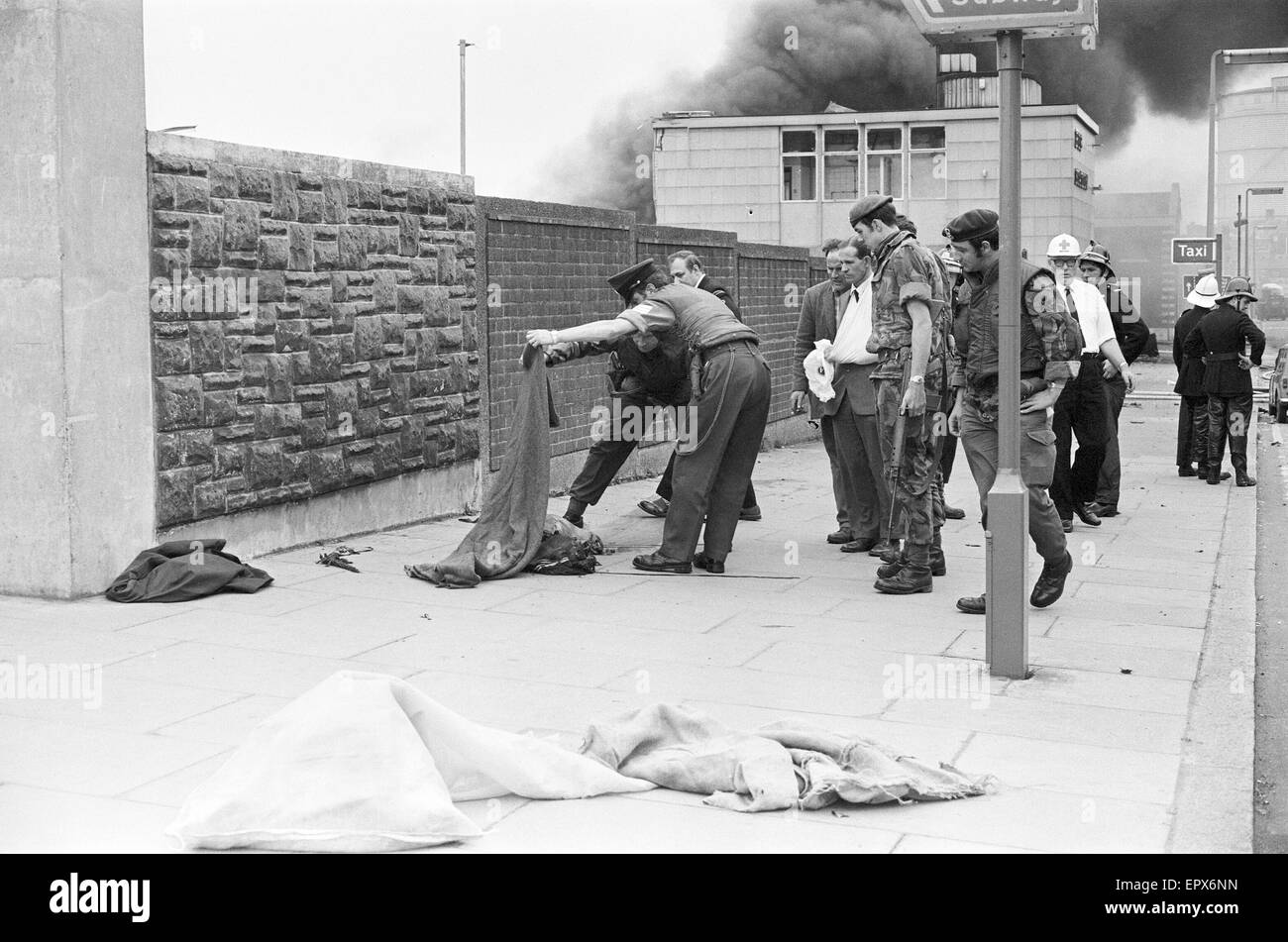 Vendredi sanglant est le nom donné à la bombe perpétrés par l'Armée républicaine irlandaise provisoire (IRA) à Belfast le 21 juillet 1972. Vingt-deux bombes ont explosé dans l'espace de 80 minutes, tuant neuf personnes (dont deux soldats britanniques) et en blessant 130. À Banque D'Images