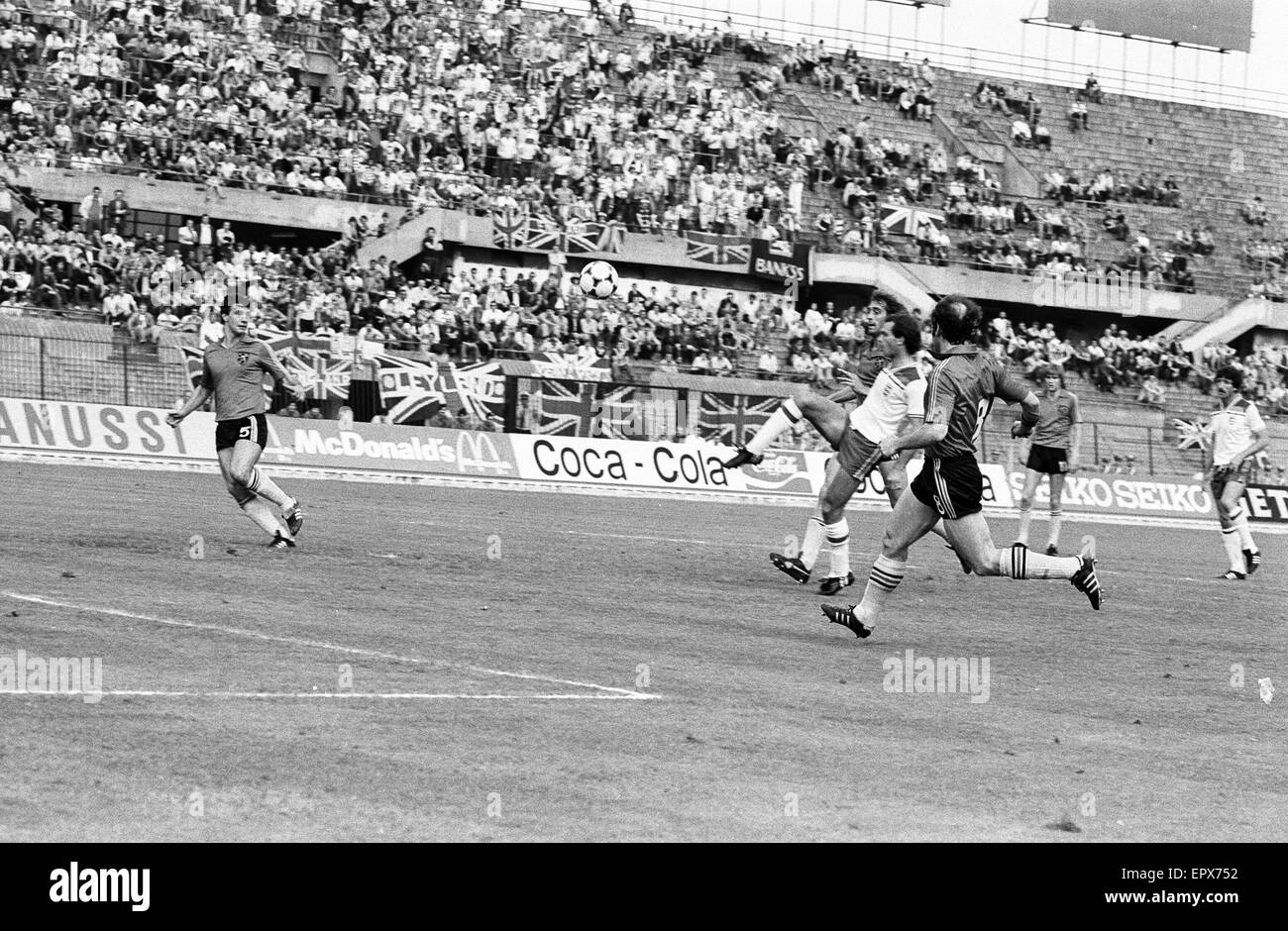 Belgique v, championnat d'Angleterre, Match, phase de groupes Groupe 2, Delle Alpi, Turin, Italie, le 12 juin 1980. Ray Wilkins objectif de notation. Score final : la Belgique 1-1 Angleterre Banque D'Images