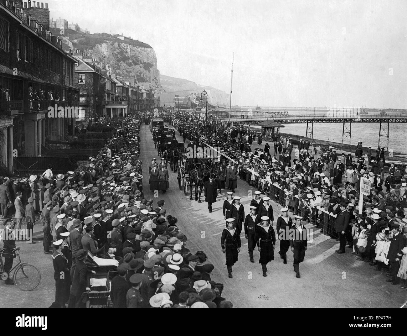 Le reste de l'infirmière Edith Cavell qui avaient été exécutés par les Allemands dans la première guerre mondiale vu ici étant donné une garde d'honneur de la marine comme le cercueil est porté d'un rivage à Douvres. 15 Mai 1919 Banque D'Images