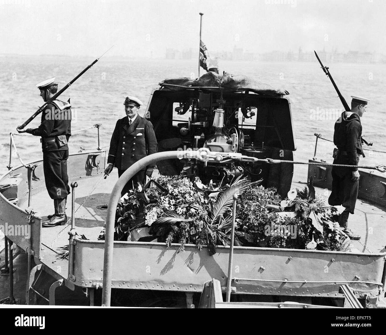 Le reste de l'infirmière Edith Cavell qui avaient été exécutés par les Allemands dans la première guerre mondiale vu ici étant donné une garde d'honneur de la marine comme le cercueil est porté d'un rivage à Douvres. 15 Mai 1919 Banque D'Images