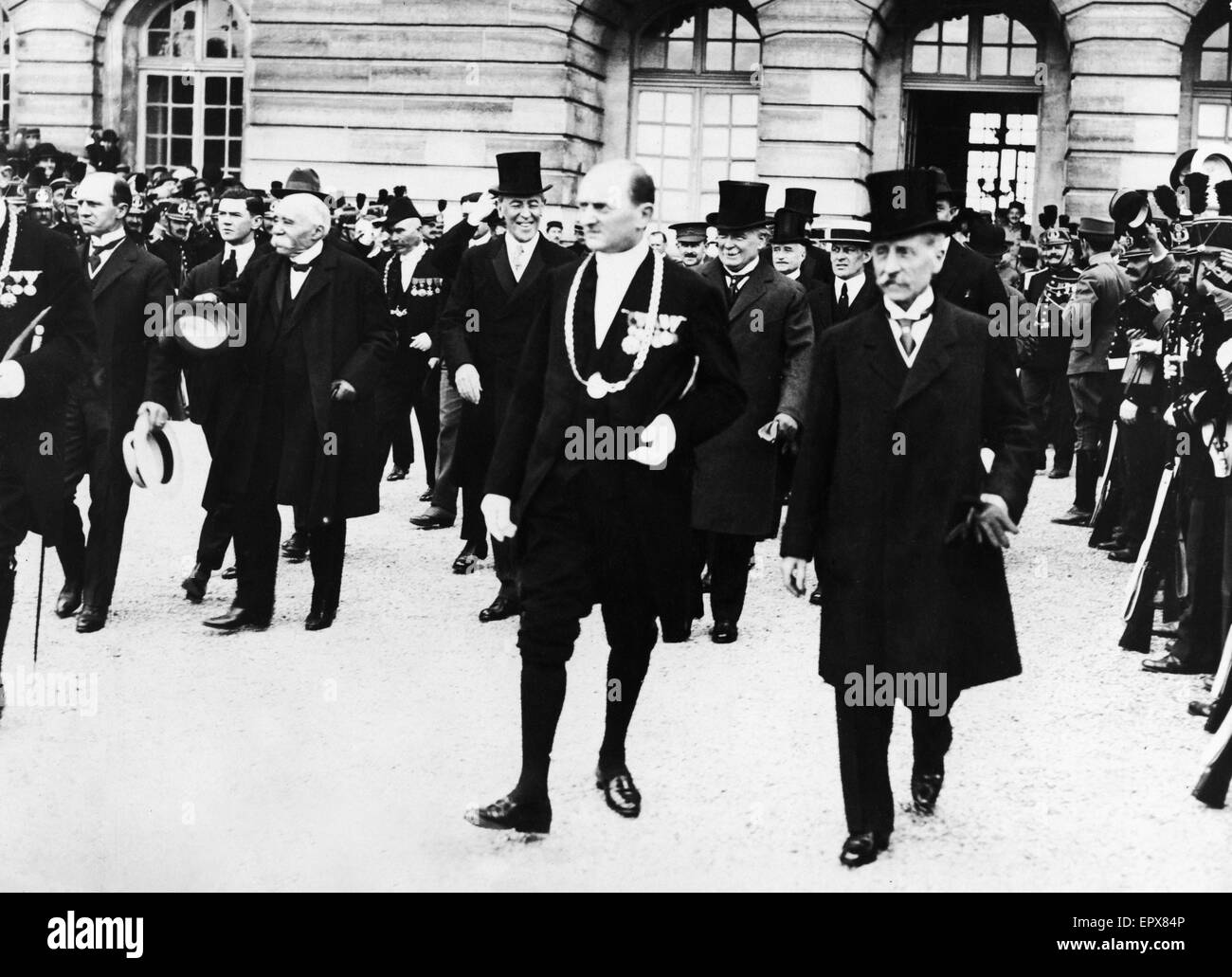 Le Premier ministre français salue la foule acclamant Georges Clemenceau (thrird à gauche), Président américain, Woodrow Wilson (5e en haut à gauche Hat) et le Premier ministre britannique David Lloyd George que le congé du château de Versailles après la signature du traité de paix qui enfin Banque D'Images