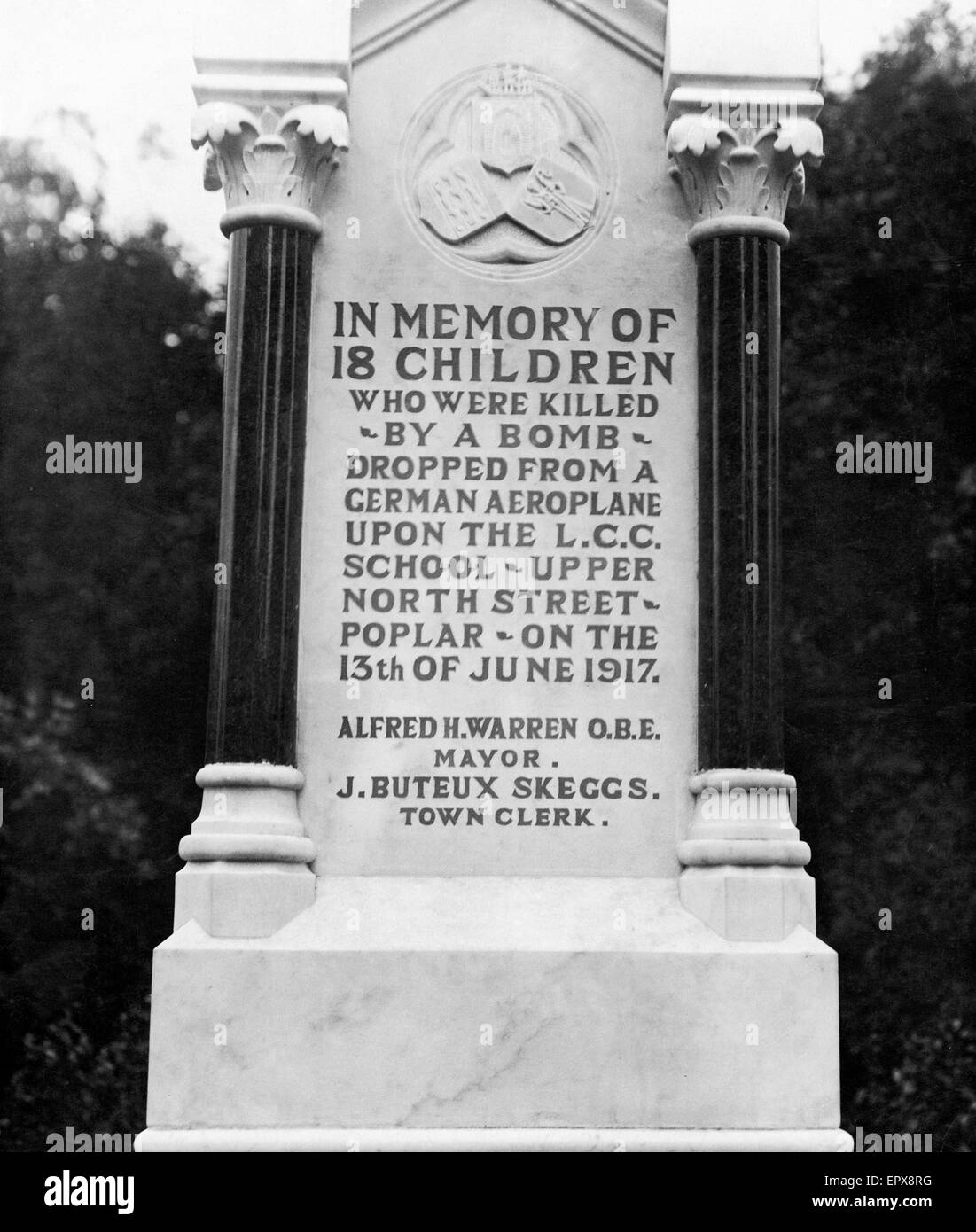 Mémorial aux 18 enfants de l'École supérieure de la rue du Nord qui ont été tués au cours d'un raid aérien sur la lumière du jour la capitale allemande par des bombardiers Gotha le 13 juin 1917. Le maire M. Alfred H Warren dévoilé le monument à Wanstead Park Ilford sur le 5 juillet Banque D'Images