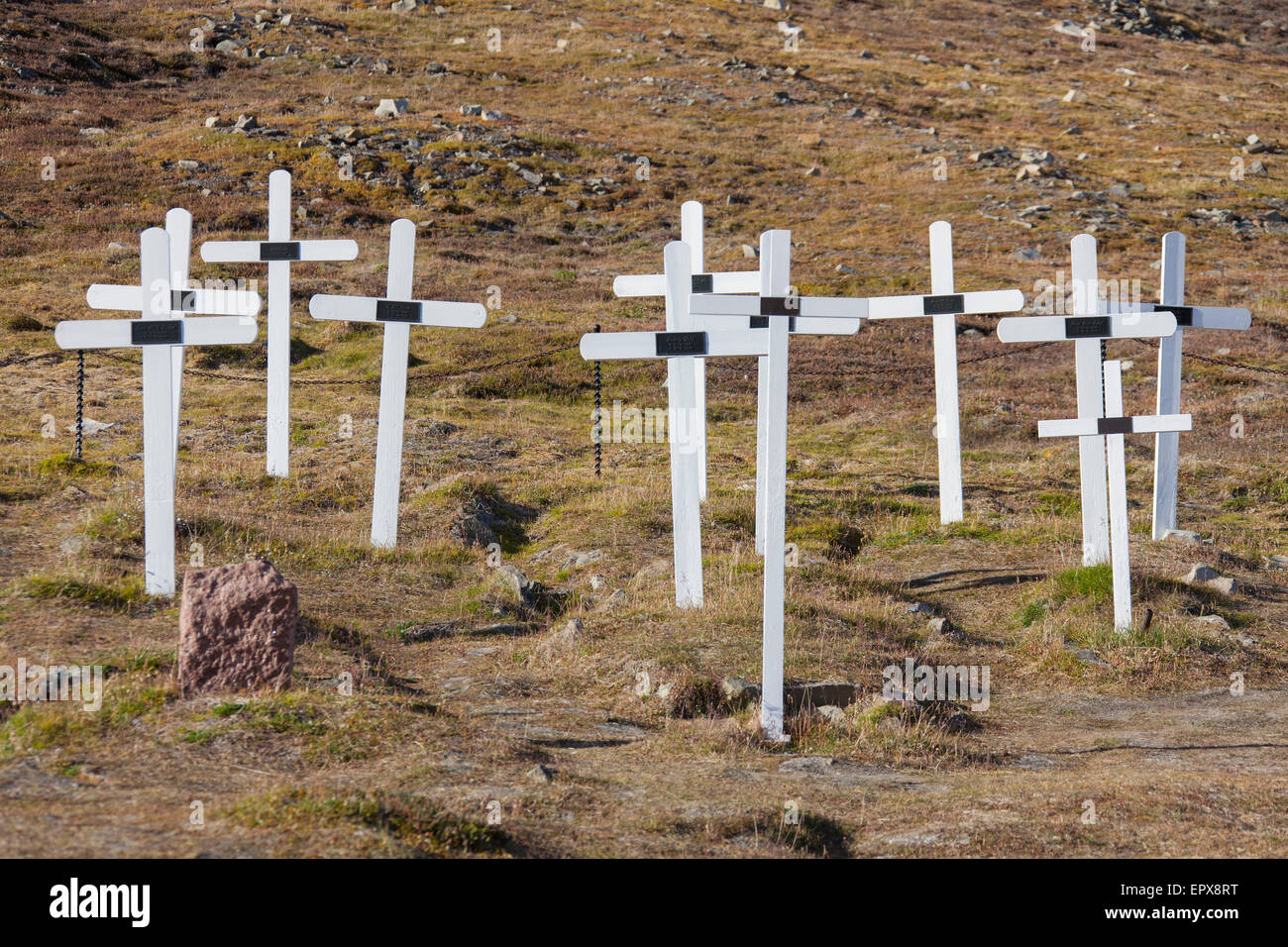 Croix de bois blanc sur les tombes à l'ancien cimetière de Longyearbyen en été, Svalbard, Norvège Spitzberg / Banque D'Images
