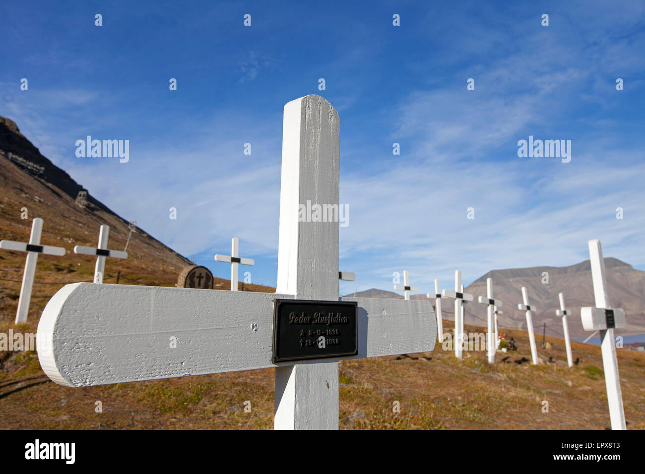 Croix de bois blanc sur les tombes à l'ancien cimetière de Longyearbyen en été, Svalbard, Norvège Spitzberg / Banque D'Images