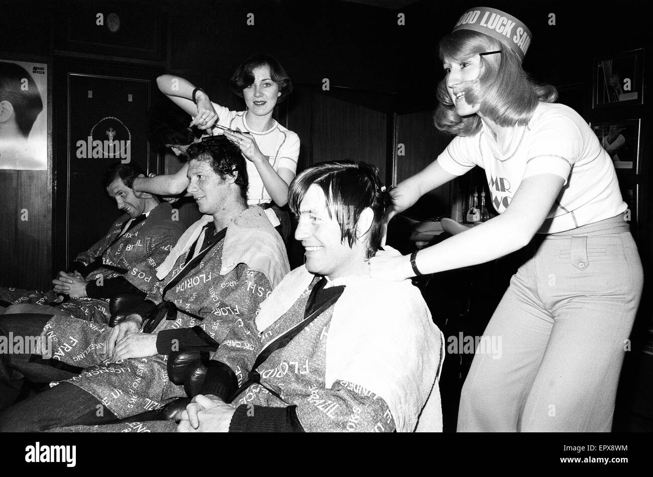 Les joueurs de Southampton ont leur couper les cheveux à l'avance finale de la FA Cup, le 26 avril 1976. M. Wolf's Salon de coiffure. Jim McColliog. Jim Steele. Peter Osgood. Banque D'Images