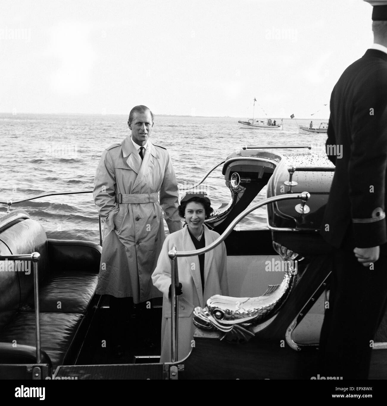 La reine Elizabeth II pose avec son mari le prince Philip, duc d'Édimbourg, après leur réunion à Lisbonne sur la visite royale au Portugal, février 1957. Banque D'Images