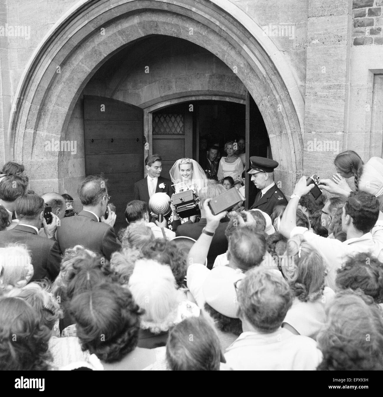 Shirley Eaton, actrice et réalisatrice de télévision de 21 ans, mariage de Colin Rowe Lenton âgé de 27 ans, St Mary's, Kenton, Middlesex, lundi 5 août 1957. Banque D'Images