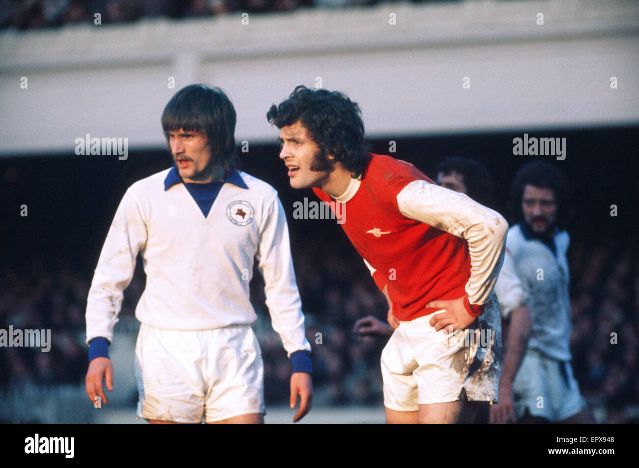 Division de la Ligue anglaise un match à Highbury. 1 Arsenal v Leicester City 0. L'arsenal Jeff Blockley avec John Farrington de Leicester. 17 février 1973. Banque D'Images
