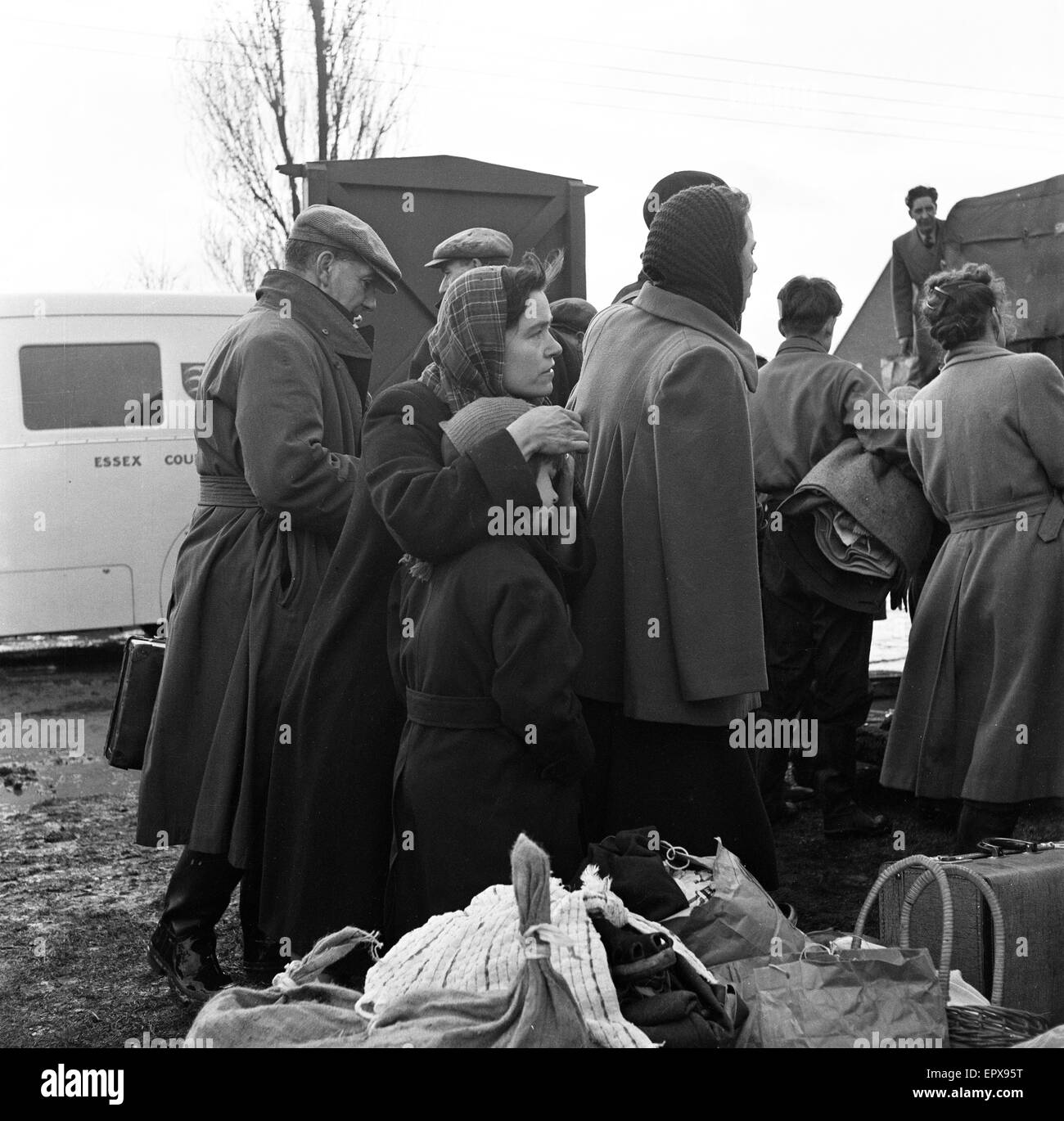 Inondations à Jaywick, Essex. Mère et enfant à Southend-on-Fire Station. Février 1953. Banque D'Images