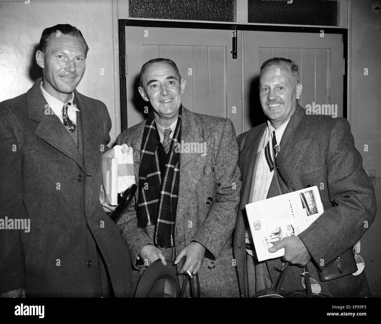 Les supporters de rugby d'Afrique du Sud dans le hall des arrivées à l'aéroport de Heathrow. 4 Janvier 1952 Banque D'Images