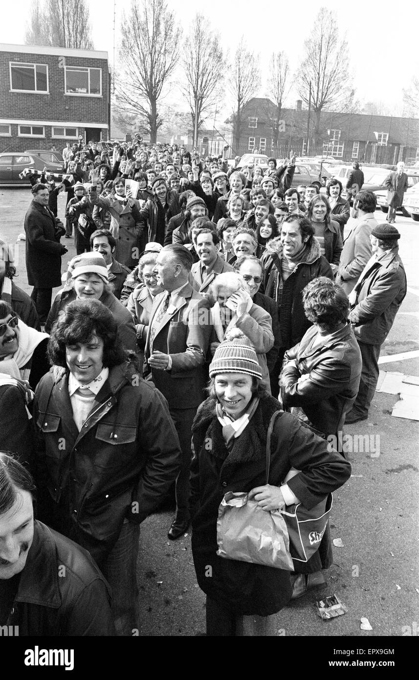 File d'attente des fans pour FA Cup Final Billets, 15 avril 1976. Banque D'Images