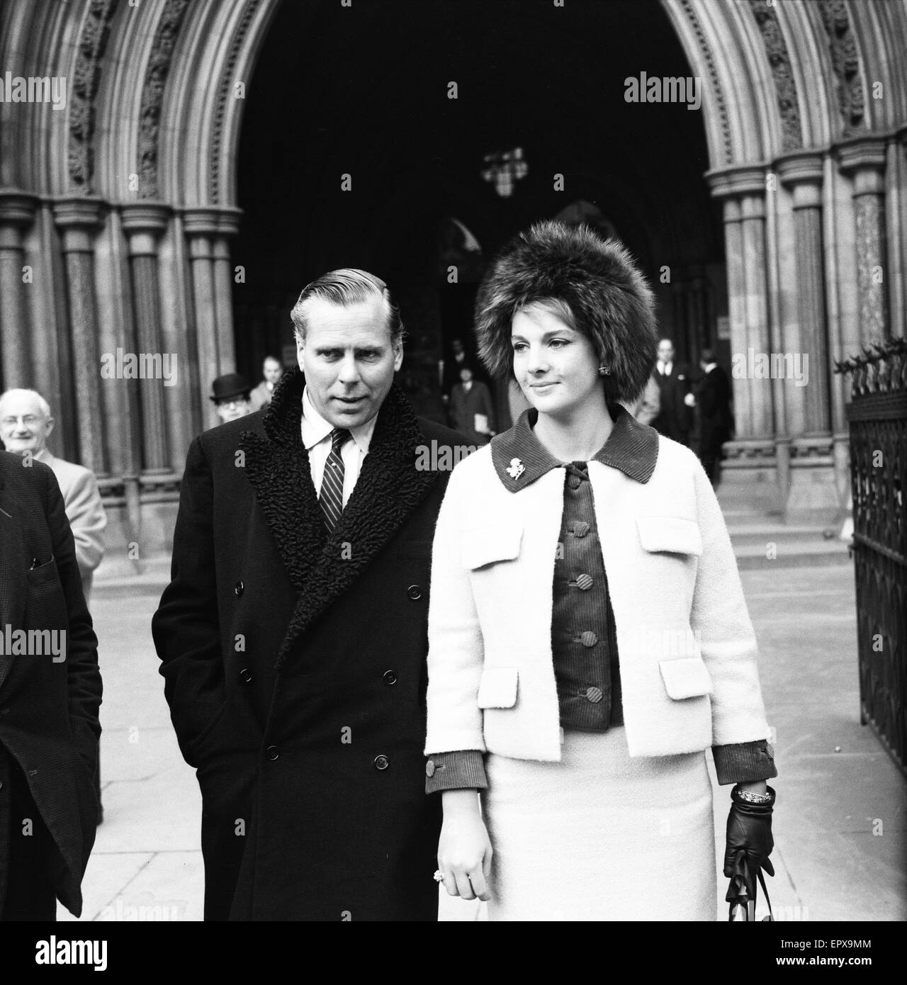 Kevin McClory, producteur de cinéma, accompagné de femme et héritière de Bobo Sigrist, Haute Cour de Londres, 20 novembre 1963. Kevin McClory poursuit en anglais auteur Ian Fleming en dommages-intérêts pour violation de copyright. Banque D'Images