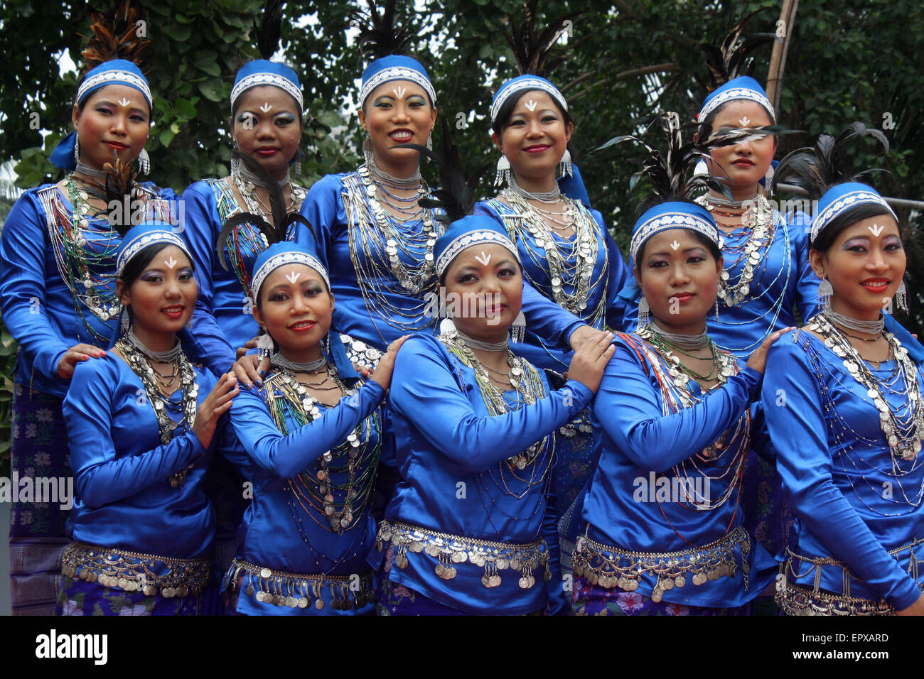 Les peuples autochtones du Bangladesh avec l'habit traditionnel et des ornements pour célébrer la Journée Mondiale des Peuples Indigènes. Banque D'Images