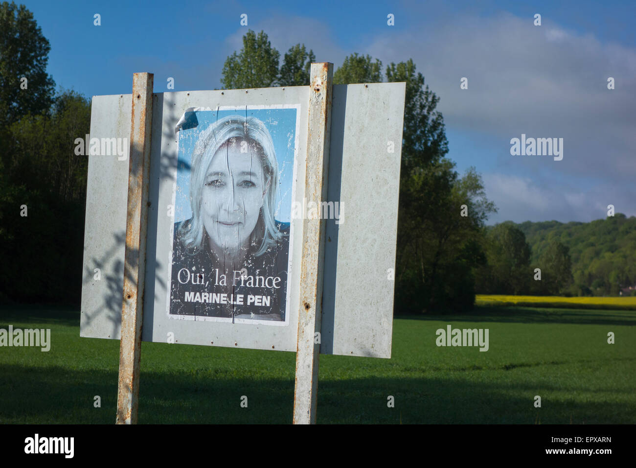 Affiche de politicien de droite Marine Le Pen dans la campagne normande, France Banque D'Images