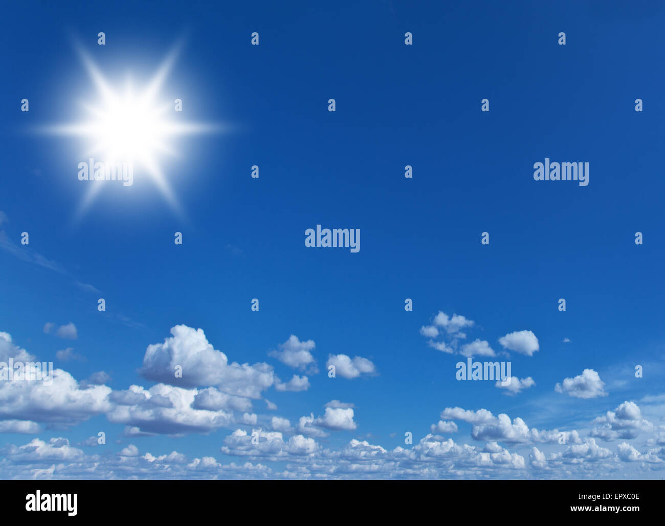 Nuages blancs et un soleil éclatant dans le ciel bleu à la journée d'été. Banque D'Images