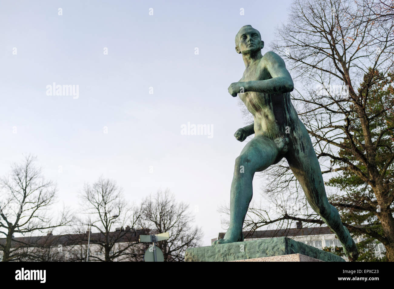 Helsinki, Finlande. Statue du légendaire coureur finlandais Paavo Nurmi à l'entrée du stade olympique. Banque D'Images