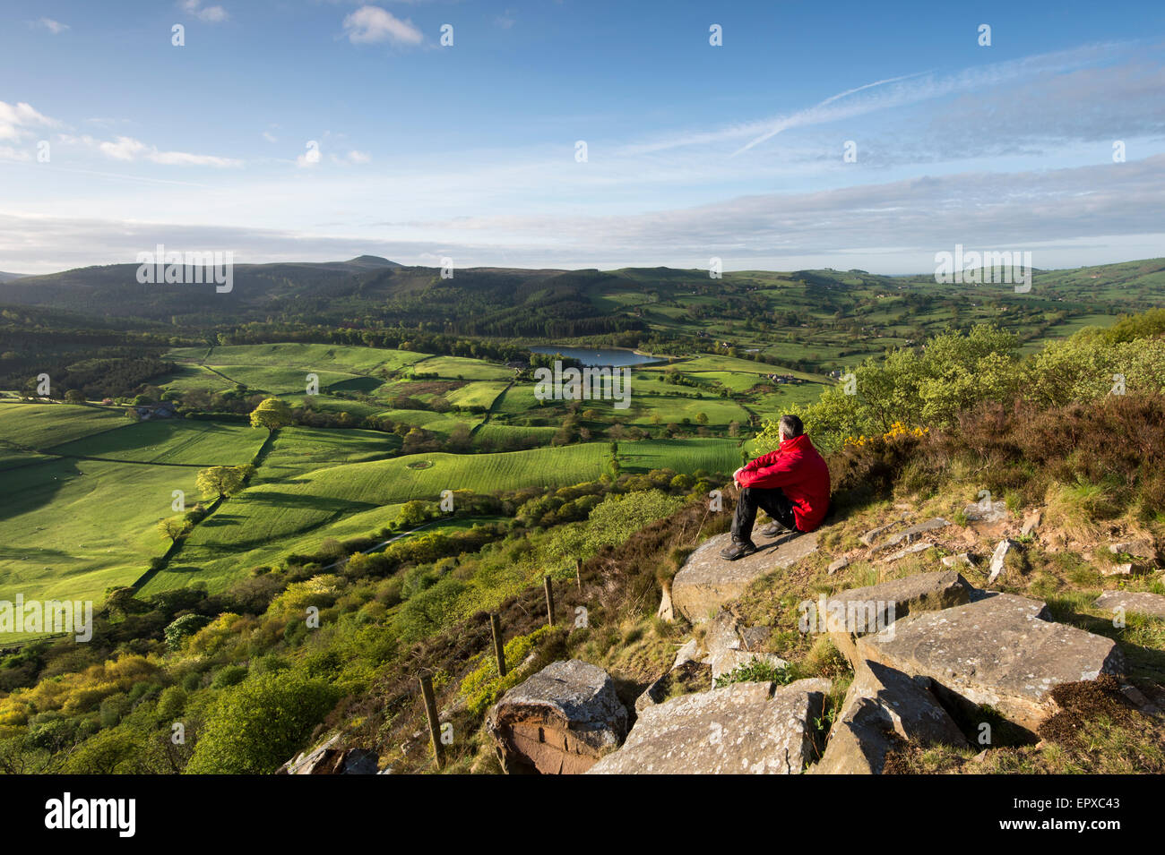 Une marchette à vers Macclesfield Forest Shutlingsloe avec réservoir et de Ridgegate Nez Teggs, Cheshire Banque D'Images