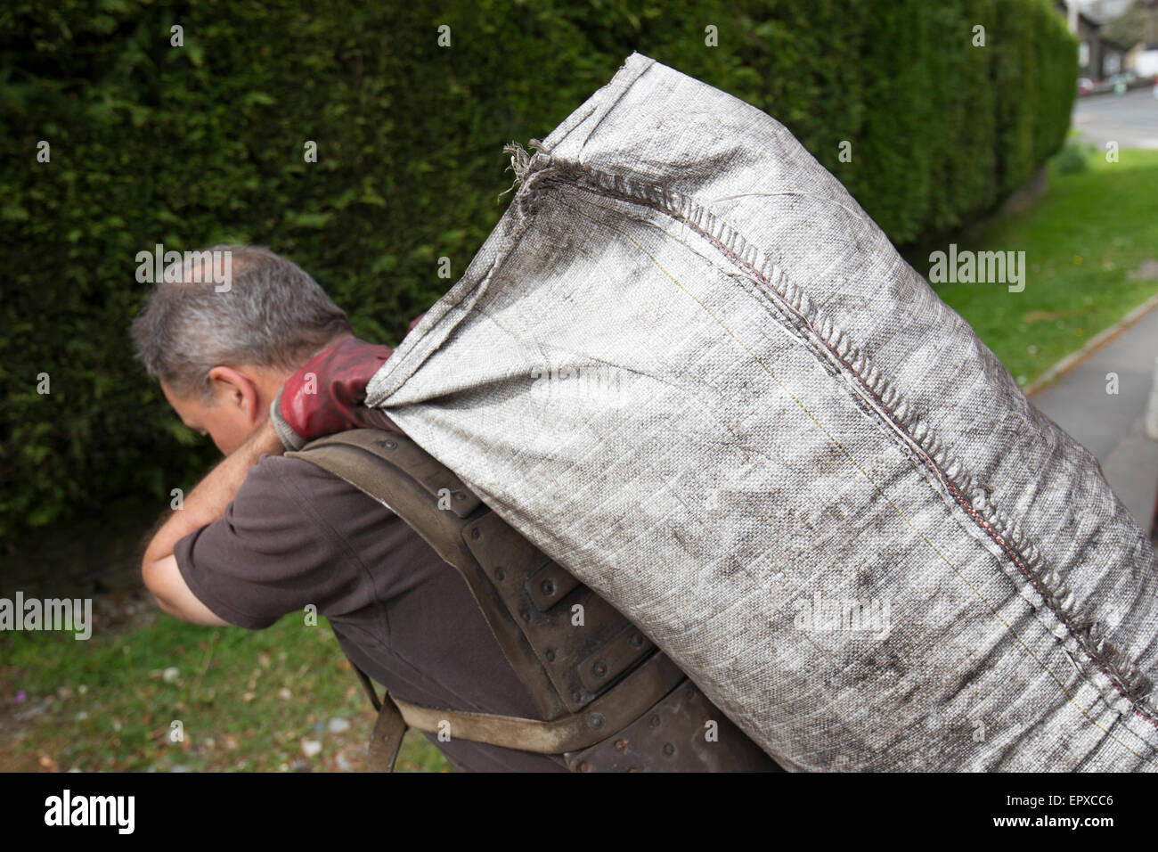 Charbon traditionnel livraison sacs homme ouvert du charbon de lorry Banque D'Images