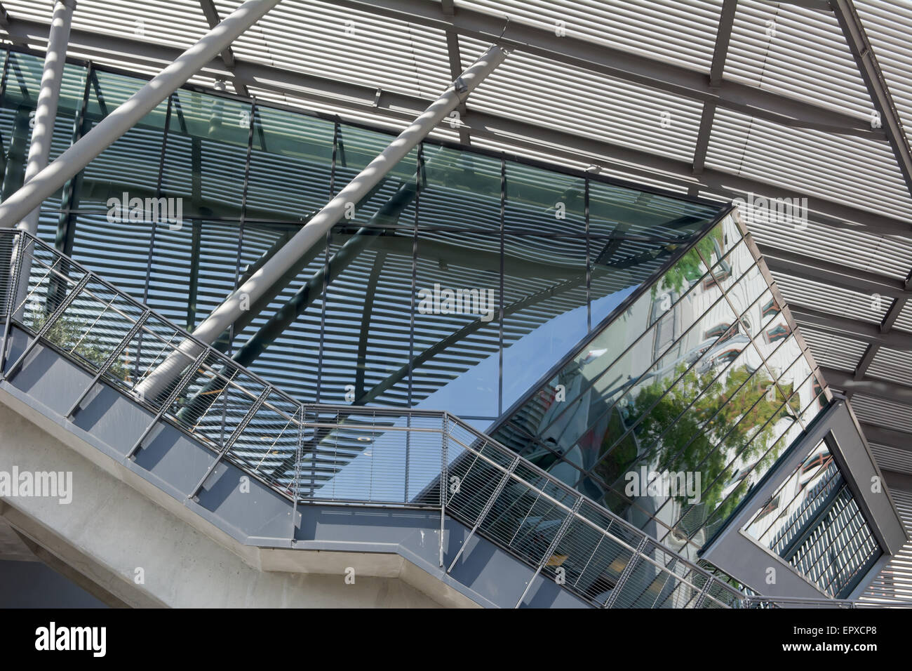 L'architecture moderne contemporain avec des réflexions abstraites Banque D'Images