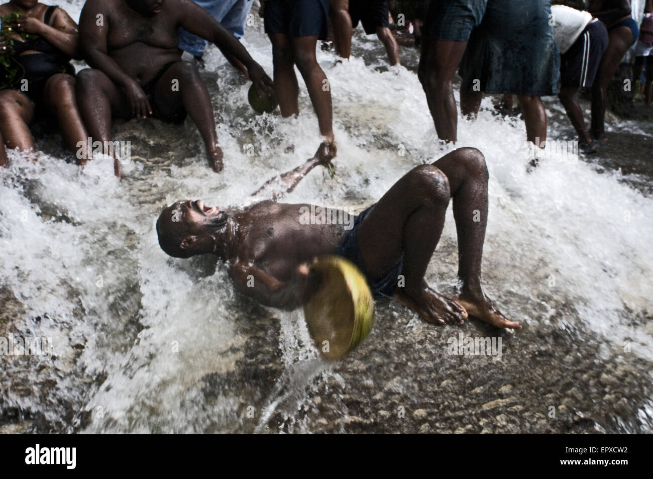 Festival vaudou en saut d'eau, en Haïti. Personne en transe, avec les yeux et par mouvements saccadés, est possédée par l'un des esprits de Banque D'Images