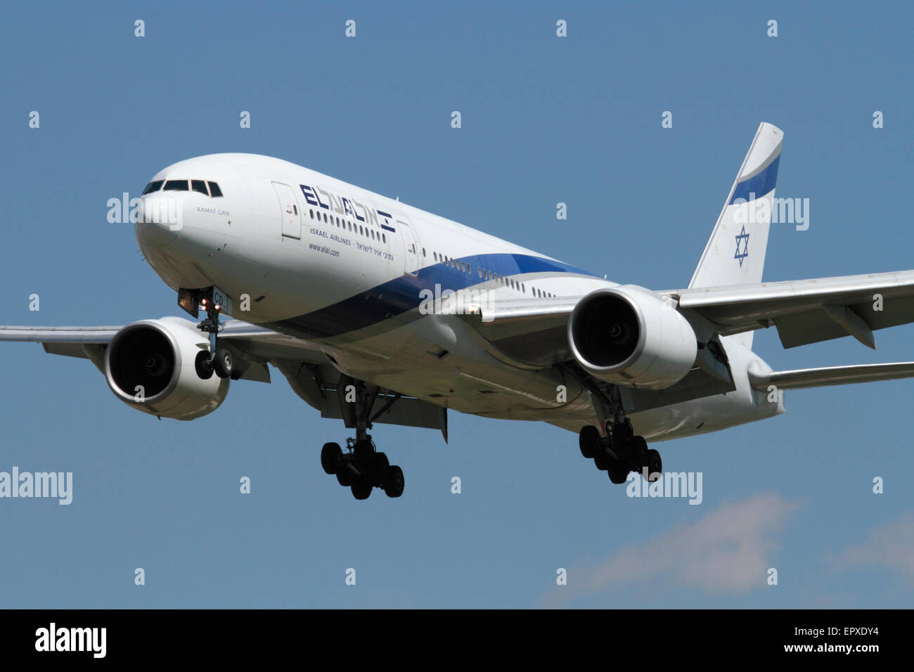 L'aviation civile. El Al Israel Airlines Boeing 777-200ER avion gros-porteurs en approche. Libre Vue de face. Banque D'Images