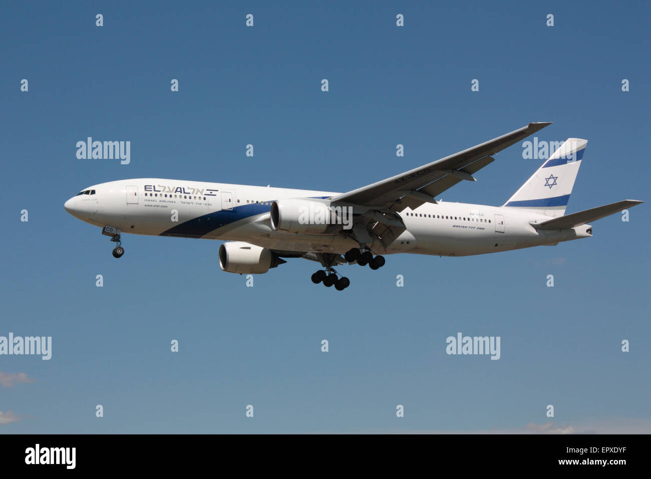 Le transport aérien commercial. El Al Israel Airlines Boeing 777-200ER avion passager en approche Banque D'Images