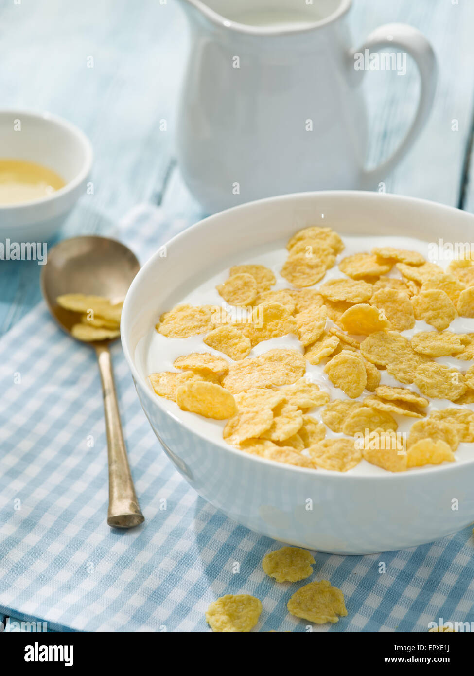 Flocons de céréales et lait. Le petit déjeuner du matin. Banque D'Images