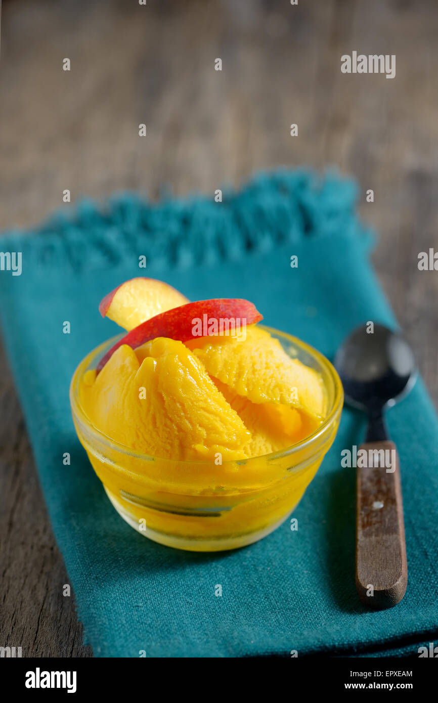 Libre d'un bol de sorbet mangue sur l'ancienne table Banque D'Images