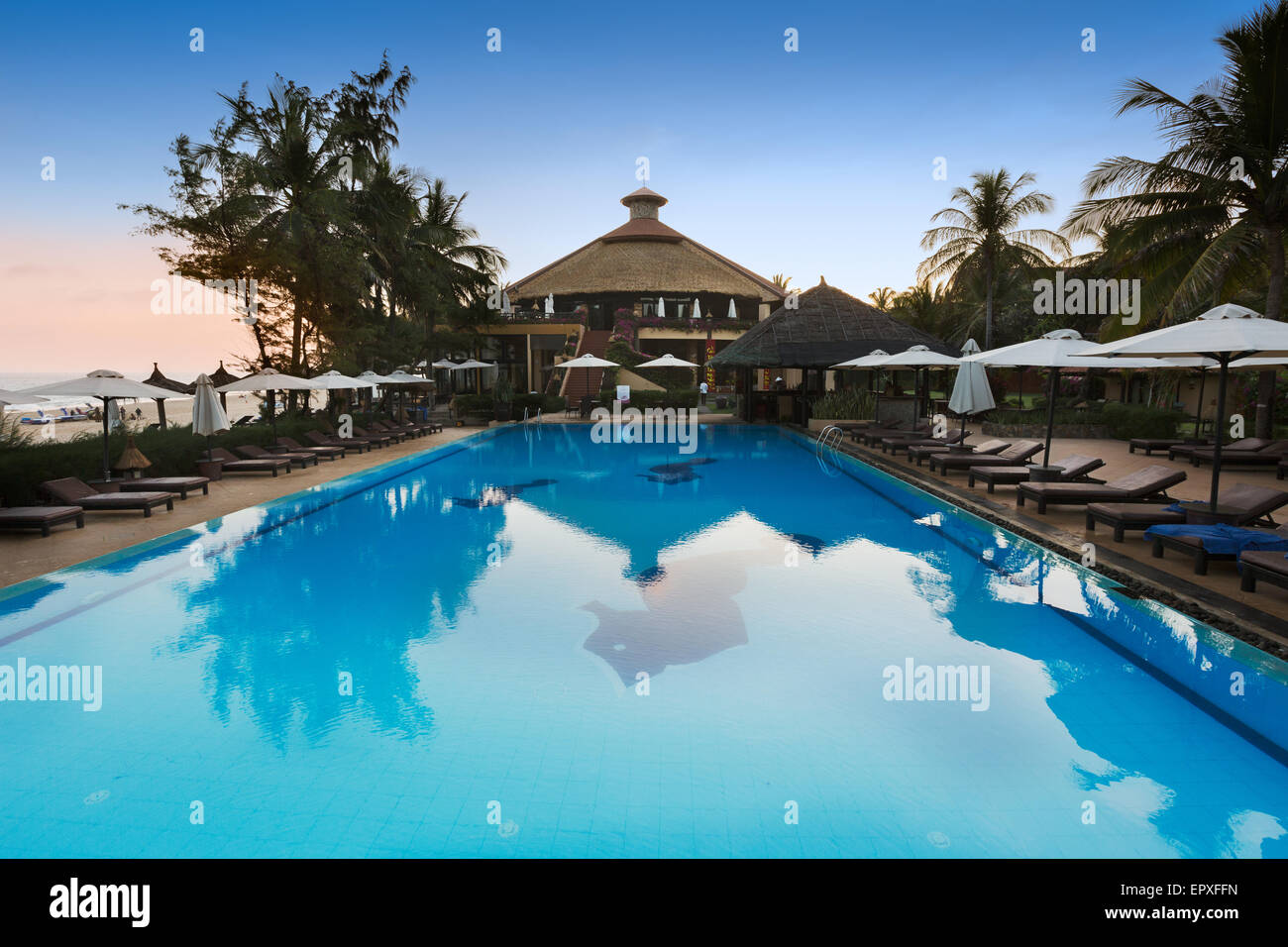 MUI NE, VIETNAM - février 07, 2014 : la piscine d'une station balnéaire à Mui Ne - une prochaine zone touristique dans le sud du Vietnam Banque D'Images