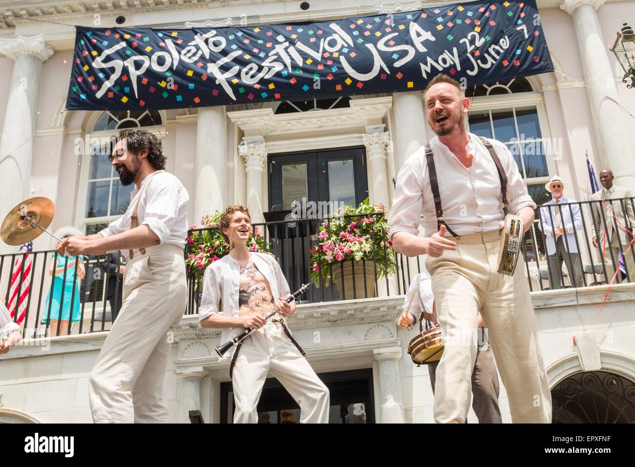 Charleston, Caroline du Sud, USA. 22 mai, 2015. Les artistes interprètes ou exécutants de London's Shakespeare's Globe exécute pendant l'ouverture du Festival de Spoleto USA, un 17-day festival des arts, le 22 mai 2015 à Charleston, Caroline du Sud. Le maire Joe Riley a ouvert le festival pour la dernière fois en tant que maire qu'il prendra sa retraite à la fin de l'année après 39 ans. Banque D'Images