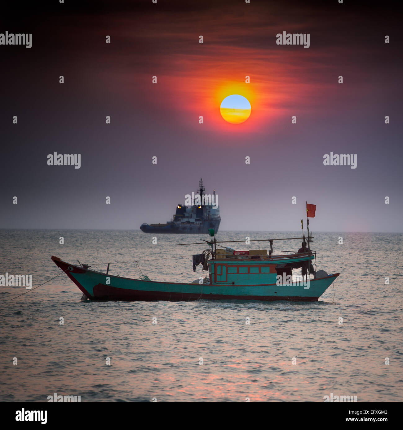 Petit bateau de pêche en mer de Chine du Sud, Vung Tau, Vietnam Banque D'Images