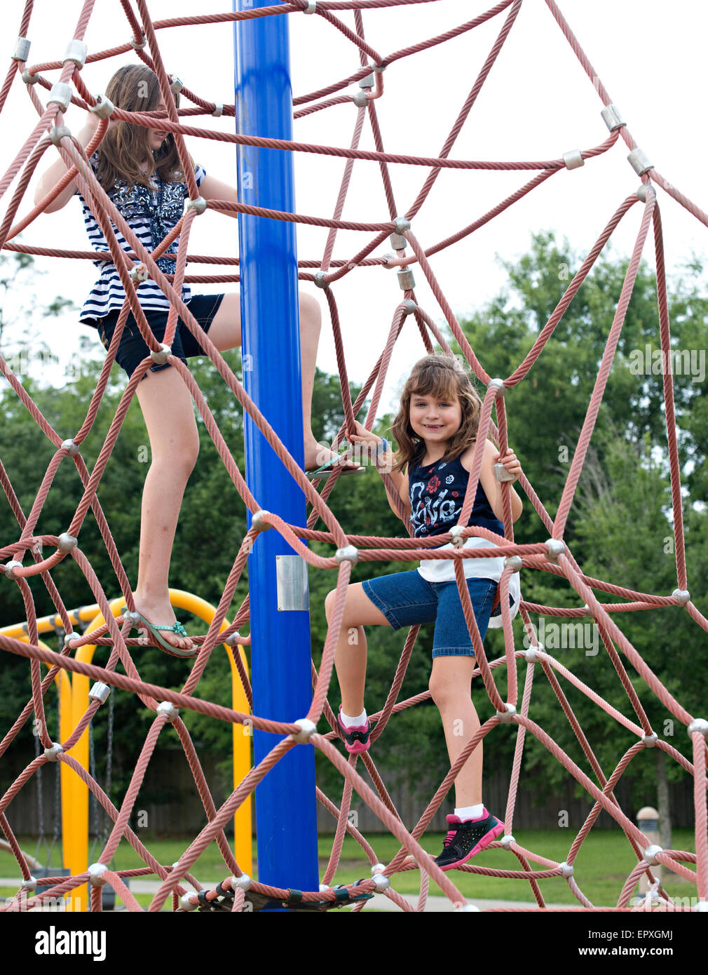 Les jeunes filles jouent sur l'aire de jeux extérieure marylin park Banque D'Images