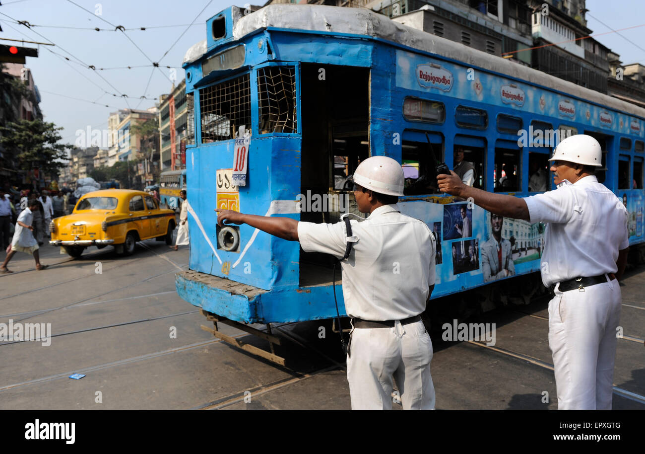 Inde Calcutta Kolkata Westbengal, la police de la circulation et de tramway indien / Westbengalen Megacity Kalkutta, Polizei und Strassenbahn auf der Strasse Banque D'Images