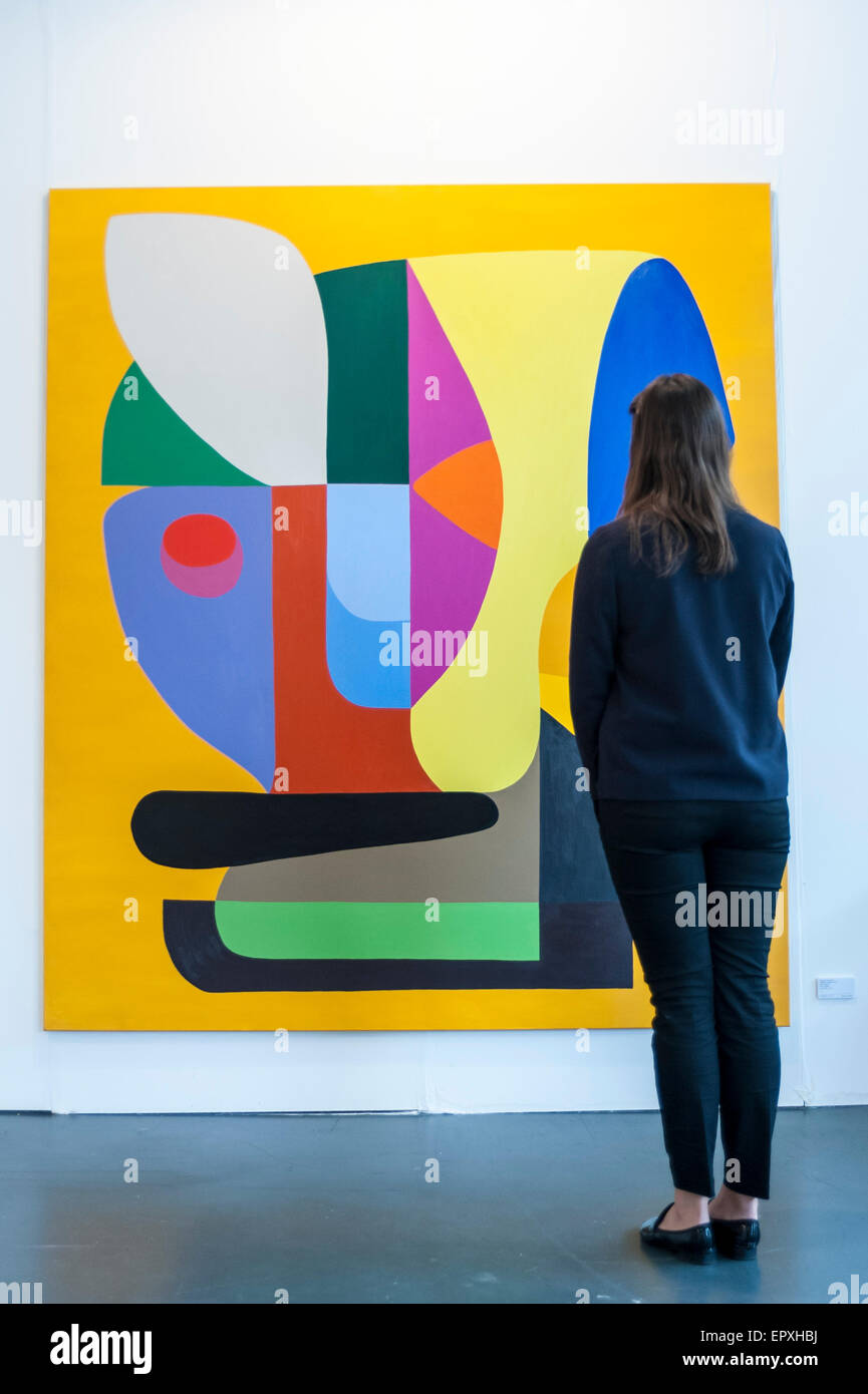 Londres, Royaume-Uni. 22 mai 2015. Un visiteur regarde 'Attention Seeker' par Stephen Ormandy à Art15, a global art fair qui se déroule actuellement à Kensington Olympia. Œuvres d'artistes de plus de 40 pays est à l'honneur - de nouveaux artistes pour les maîtres modernes. Crédit : Stephen Chung / Alamy Live News Banque D'Images