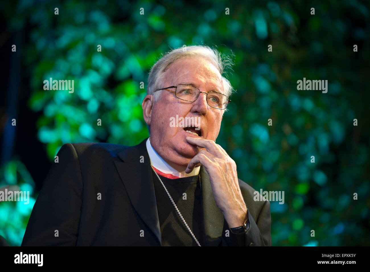 Le cardinal Cormac Murphy-O'Connor s'exprimant sur scène à Hay Festival 2015 Banque D'Images