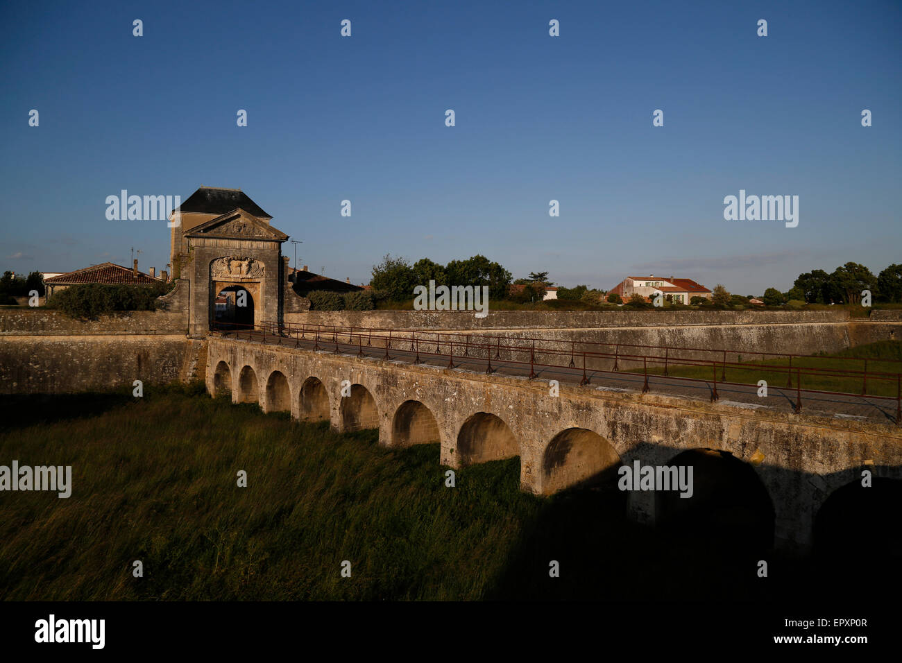 Remparts et porte des Campani à Saint-Martin-de-Ré, Charente-Maritime, France. Banque D'Images