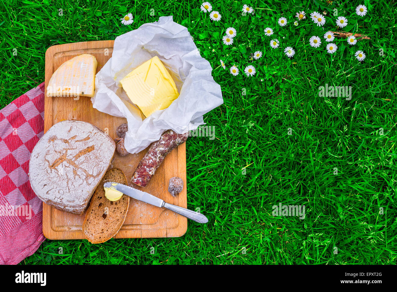 Conseil d'pique-nique pain, beurre, fromage et saucisson. Banque D'Images