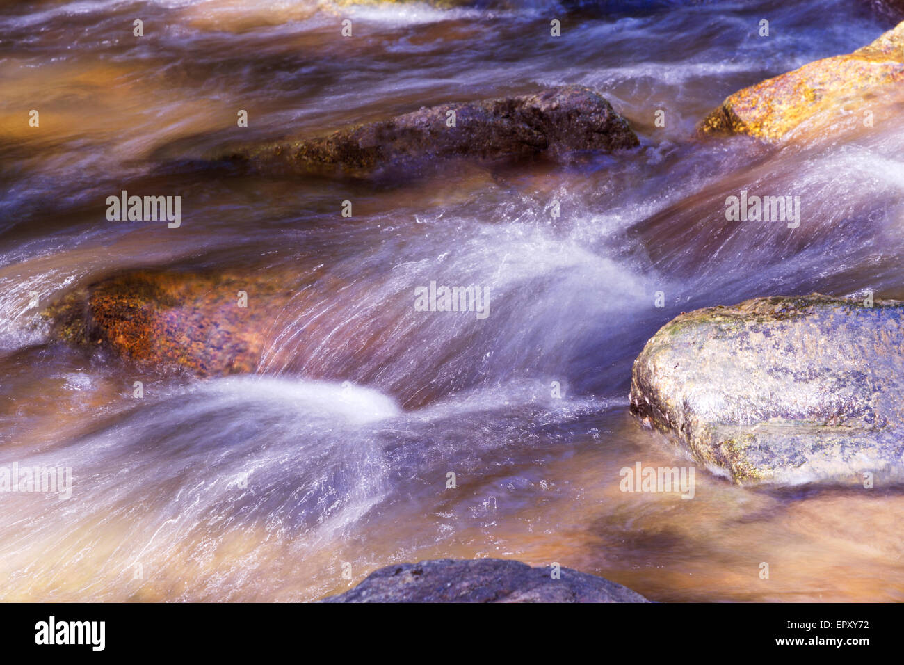 Soyeux et pittoresque de l'eau de la rivière de rush sur rochers au scenic Ken Lockwood Gorge, dans le New Jersey's Lebanon Township Banque D'Images