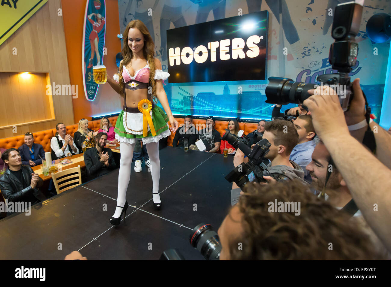 Budapest. 22 mai, 2015. Une fille est en concurrence dans le concours de beauté Miss Hooters Hongrie à Budapest le 22 mai 2015. Miss Hooters Hongrie concours avait 13 participants qui travaillent tous dans le seul restaurant Hooters à Budapest. Credit : Attila Volgyi/Xinhua/Alamy Live News Banque D'Images