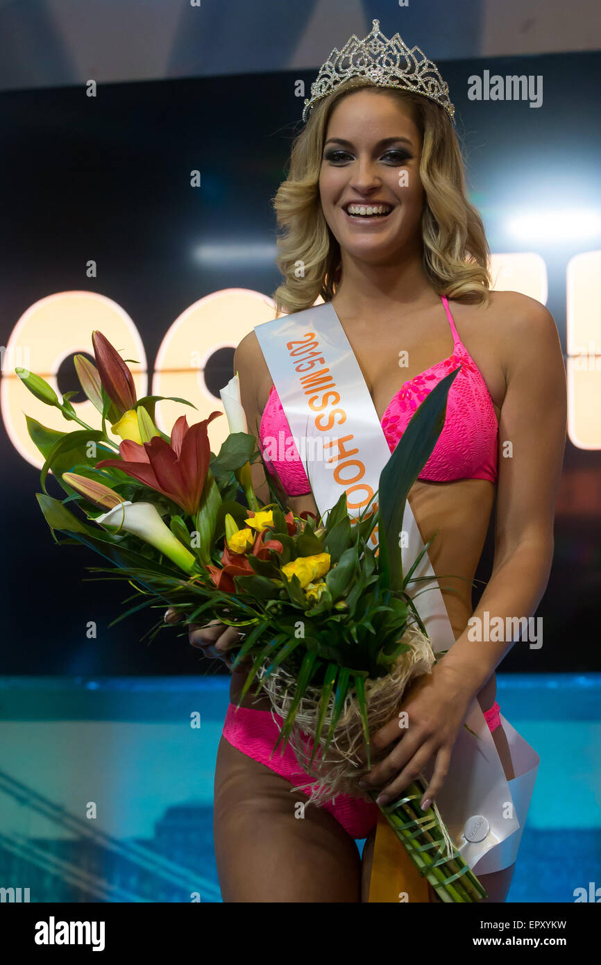 Budapest. 22 mai, 2015. Dalma Molnar de Hongrie célèbre sa victoire dans le concours de beauté Miss Hooters Hongrie à Budapest le 22 mai 2015. Miss Hooters Hongrie concours avait 13 participants qui travaillent tous dans le seul restaurant Hooters à Budapest. Credit : Attila Volgyi/Xinhua/Alamy Live News Banque D'Images