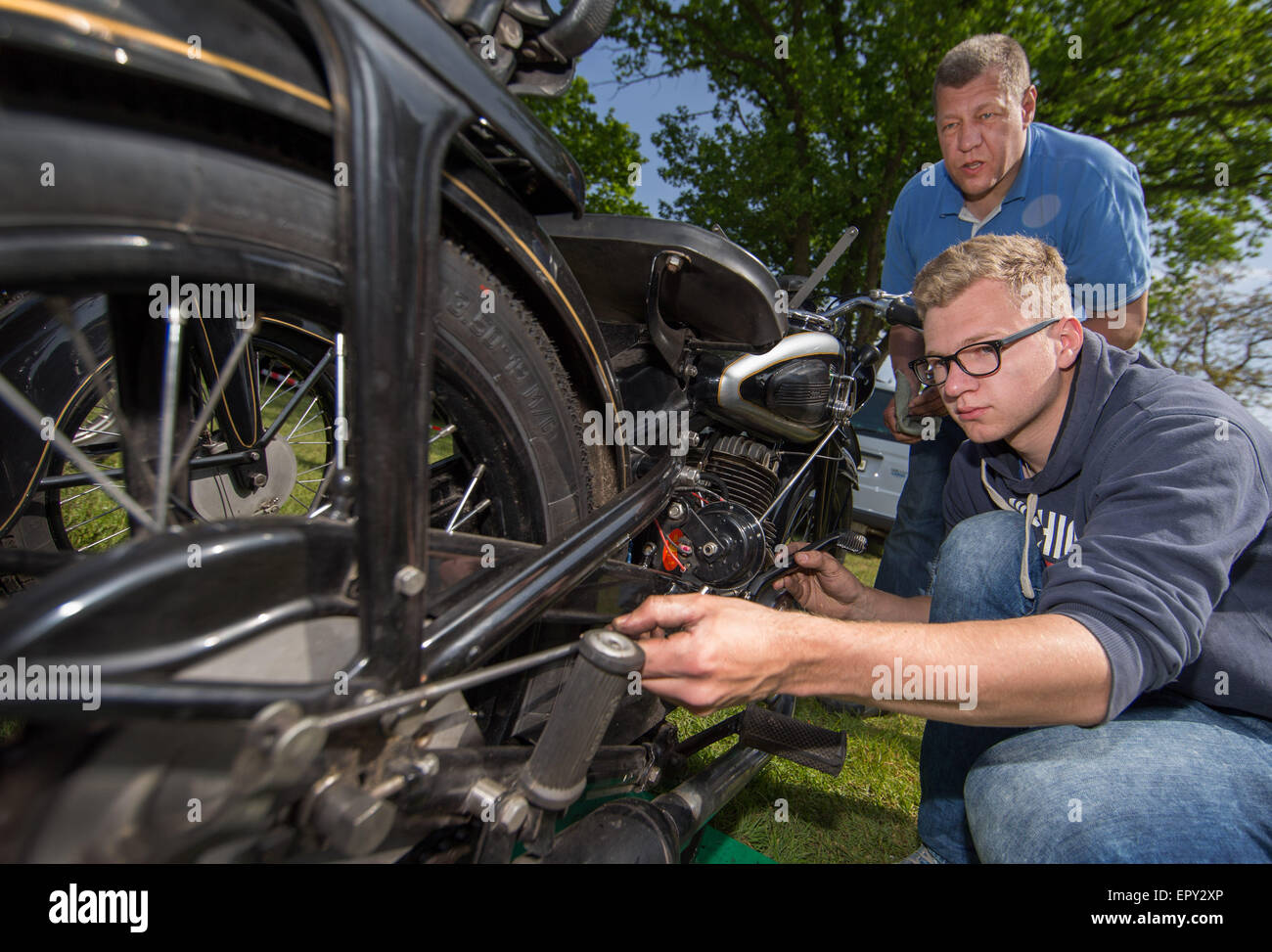 Ibbenbueren, Allemagne. 22 mai, 2015. Yannick Otten et son père Norbert (retour) une réparation 1938 DKW NZ 350 dans moto Ibbenbueren, Allemagne, 22 mai 2015. Autour de 300 motirbikes classique prendra part à la 35e rallye moto classique Ibbenbueren international (35. Internationaler Ibbenbuerener Motorrad-Veteranenrallye). PHOTO : FRISO GENTSCH/dpa/Alamy Live News Banque D'Images
