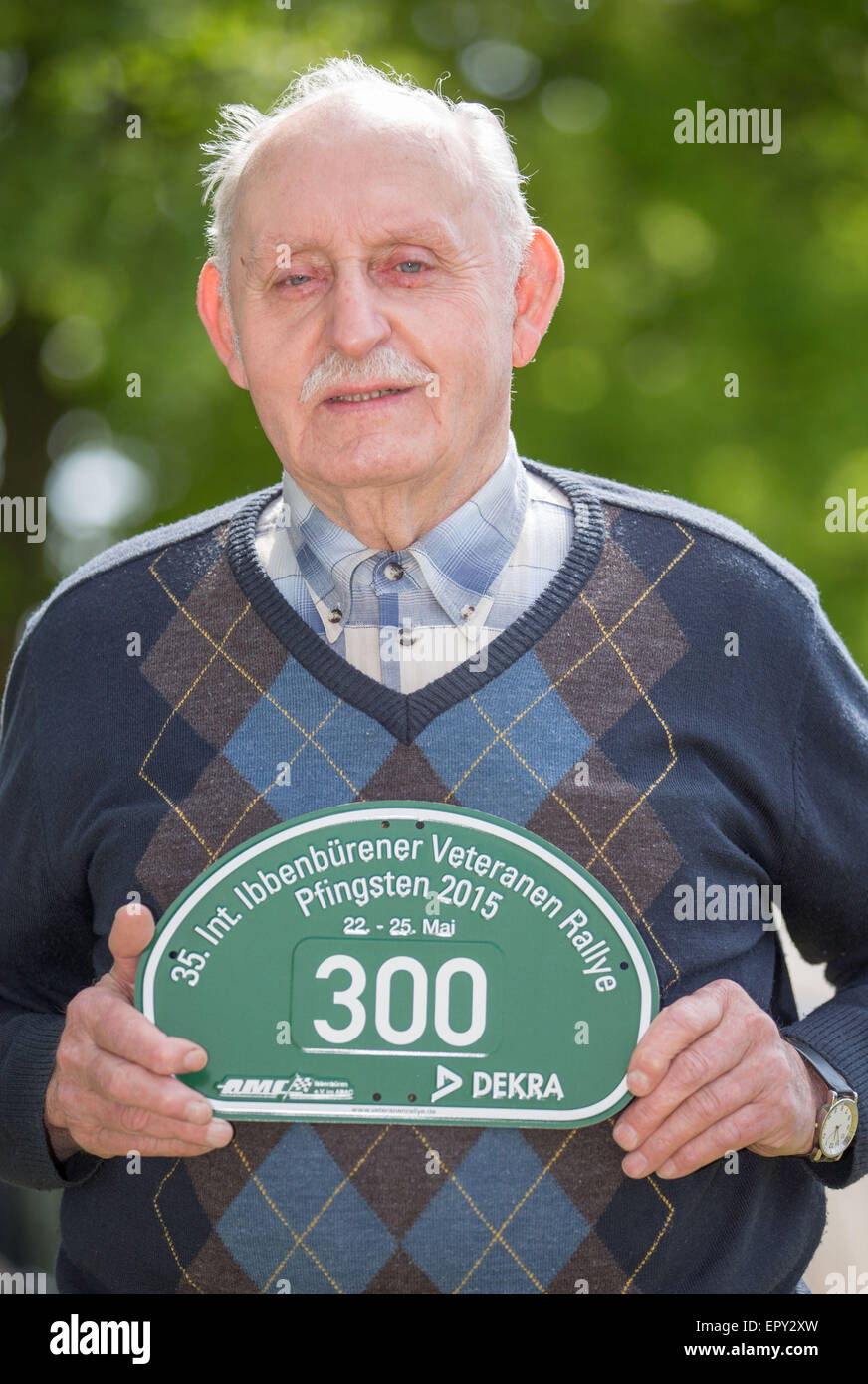 Ibbenbueren, Allemagne. 22 mai, 2015. Siegfried Quenzel (81) pose avec le numéro de départ 300 dans Ibbenbueren, Allemagne, 22 mai 2015. Autour de 300 motirbikes classique prendra part à la 35e rallye moto classique Ibbenbueren international (35. Internationaler Ibbenbuerener Motorrad-Veteranenrallye). PHOTO : FRISO GENTSCH/dpa/Alamy Live News Banque D'Images