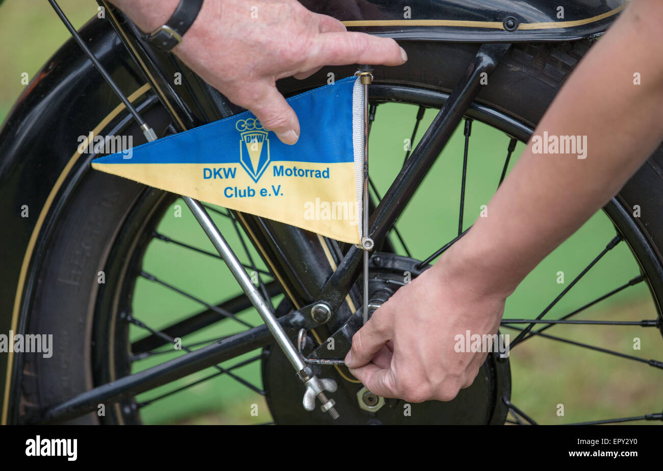 Ibbenbueren, Allemagne. 22 mai, 2015. Un drapeau est attaché à un 1934 DKW SB 500 moto dans Ibbenbueren, Allemagne, 22 mai 2015. Autour de 300 motirbikes classique prendra part à la 35e rallye moto classique Ibbenbueren international (35. Internationaler Ibbenbuerener Motorrad-Veteranenrallye). PHOTO : FRISO GENTSCH/dpa/Alamy Live News Banque D'Images