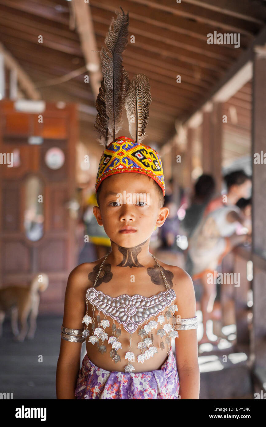Portrait d'un enfant en tenue traditionnelle, avec tatouages temporaires faits avec marqueur, à Sungai Utik, Kapuas Hulu, Kalimantan occidental, Indonésie. Banque D'Images