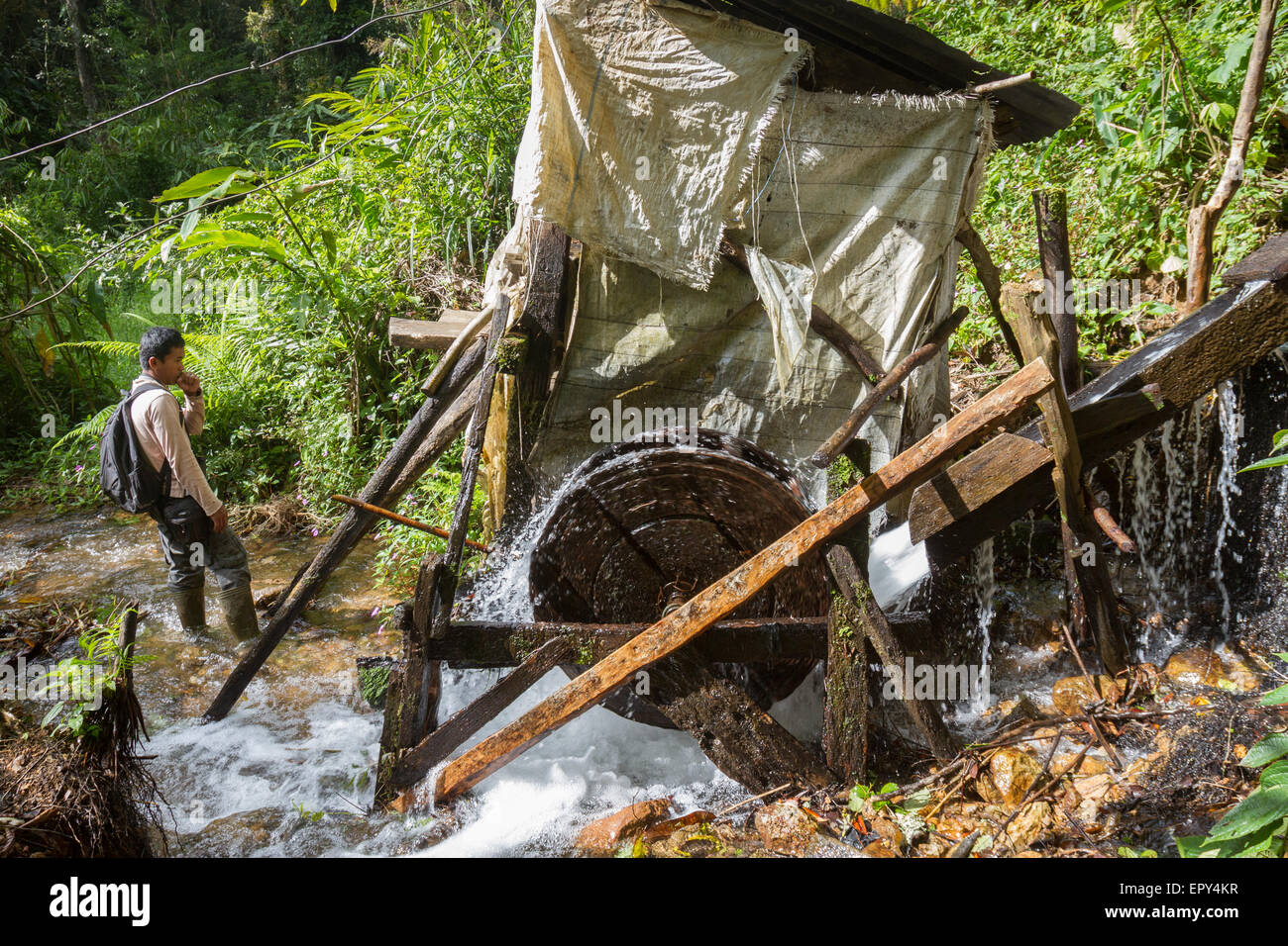 Une installation commune de micro hydro dans un ruisseau près du parc national Gunung Halimun Salak à Citalahab, Malasari, Nanggung, Bogor, West Java, Indonésie. Banque D'Images